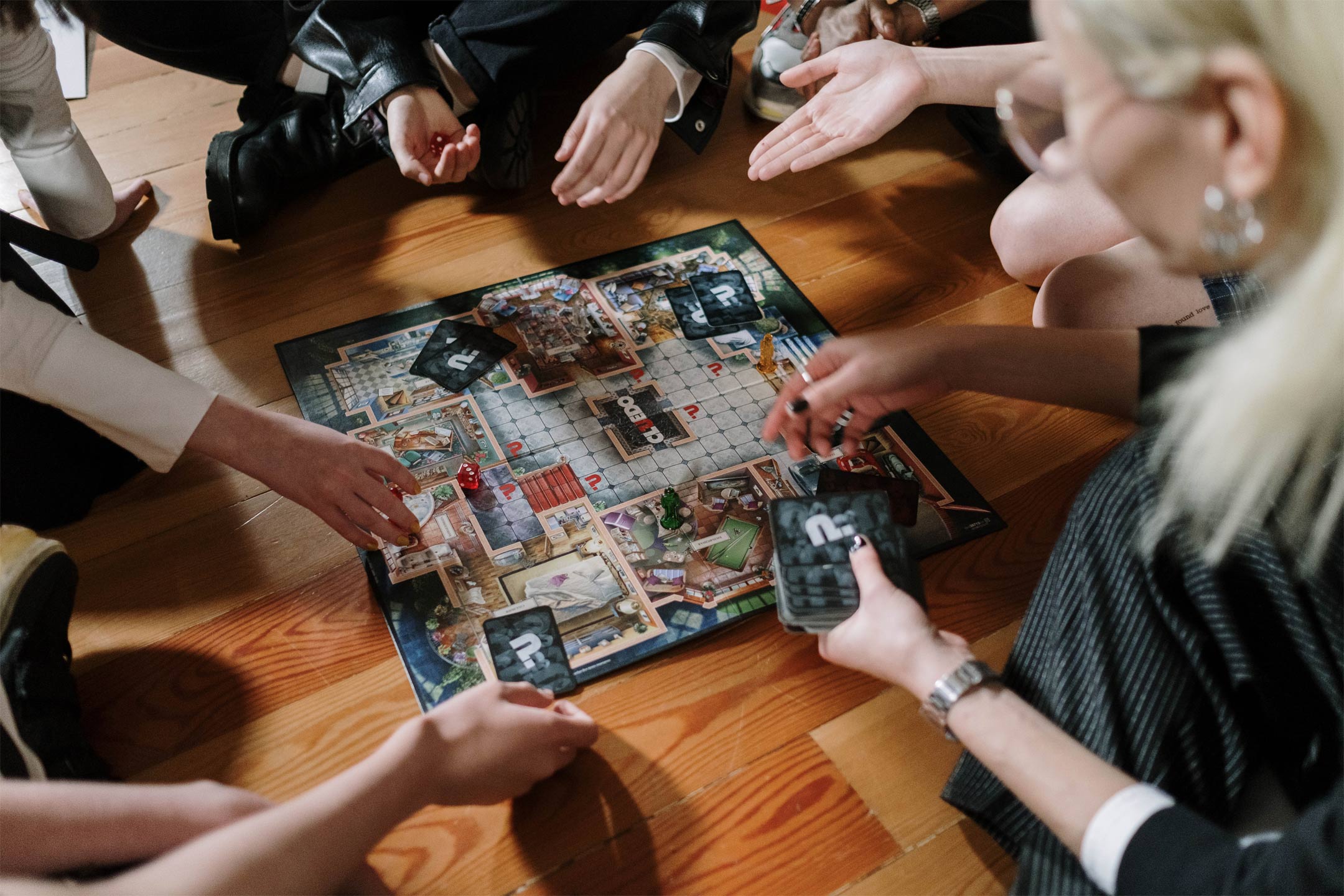 family-playing-cluedo-game2160