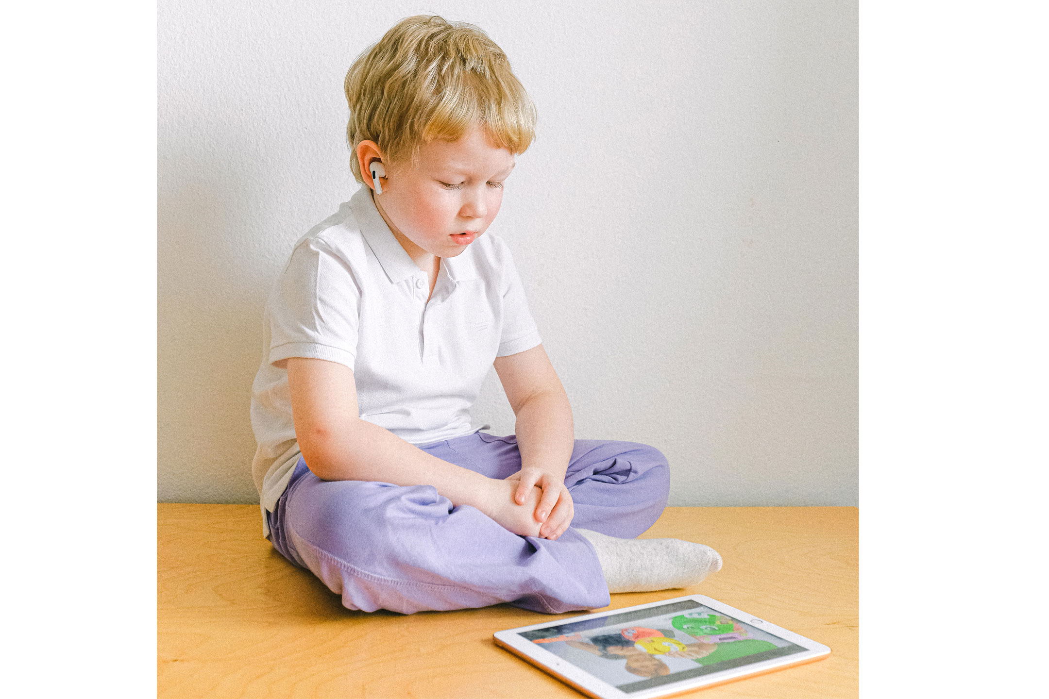 young-boy-looking-at-ipad2160