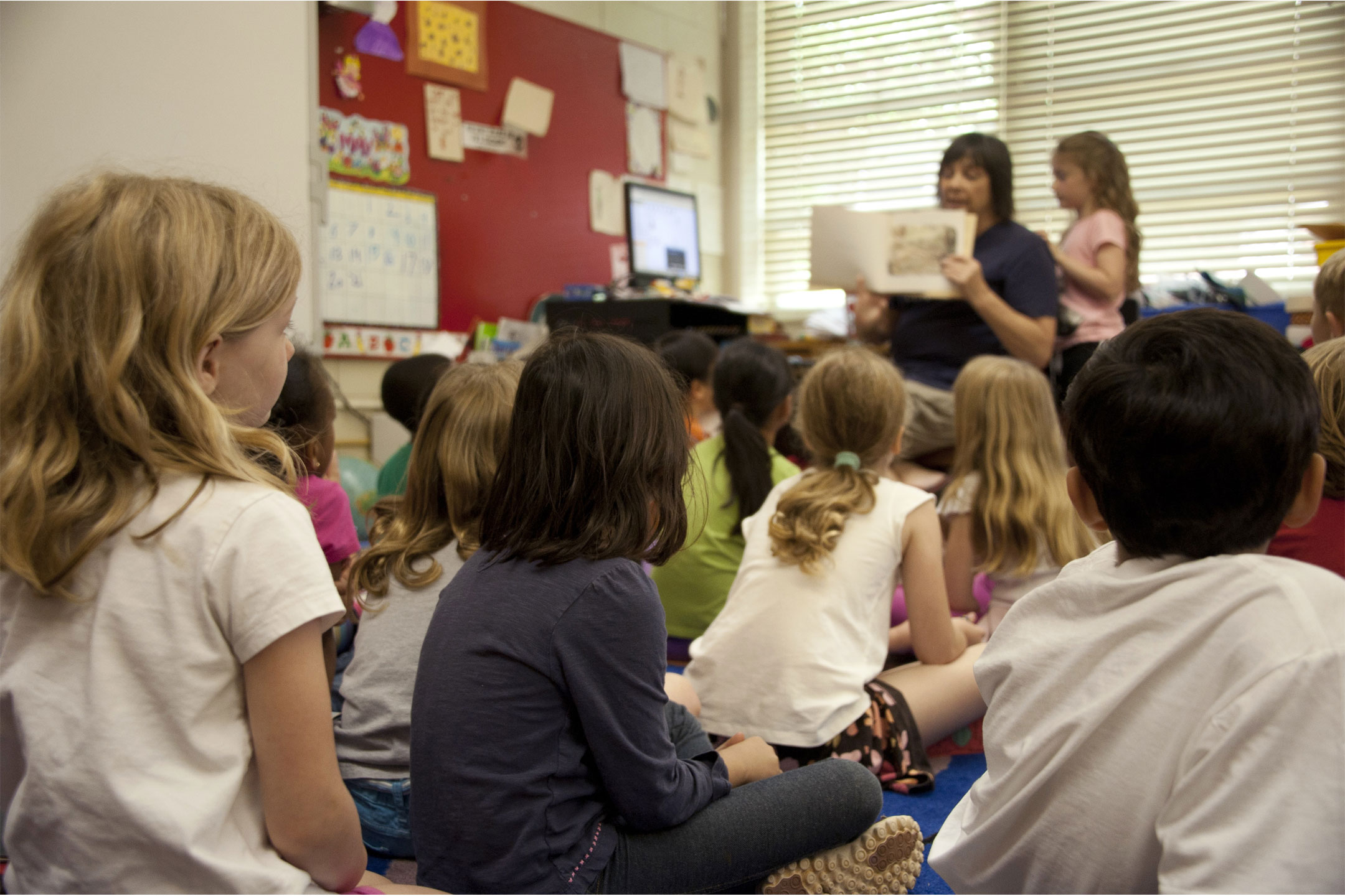teacher-reading-to-kids2160
