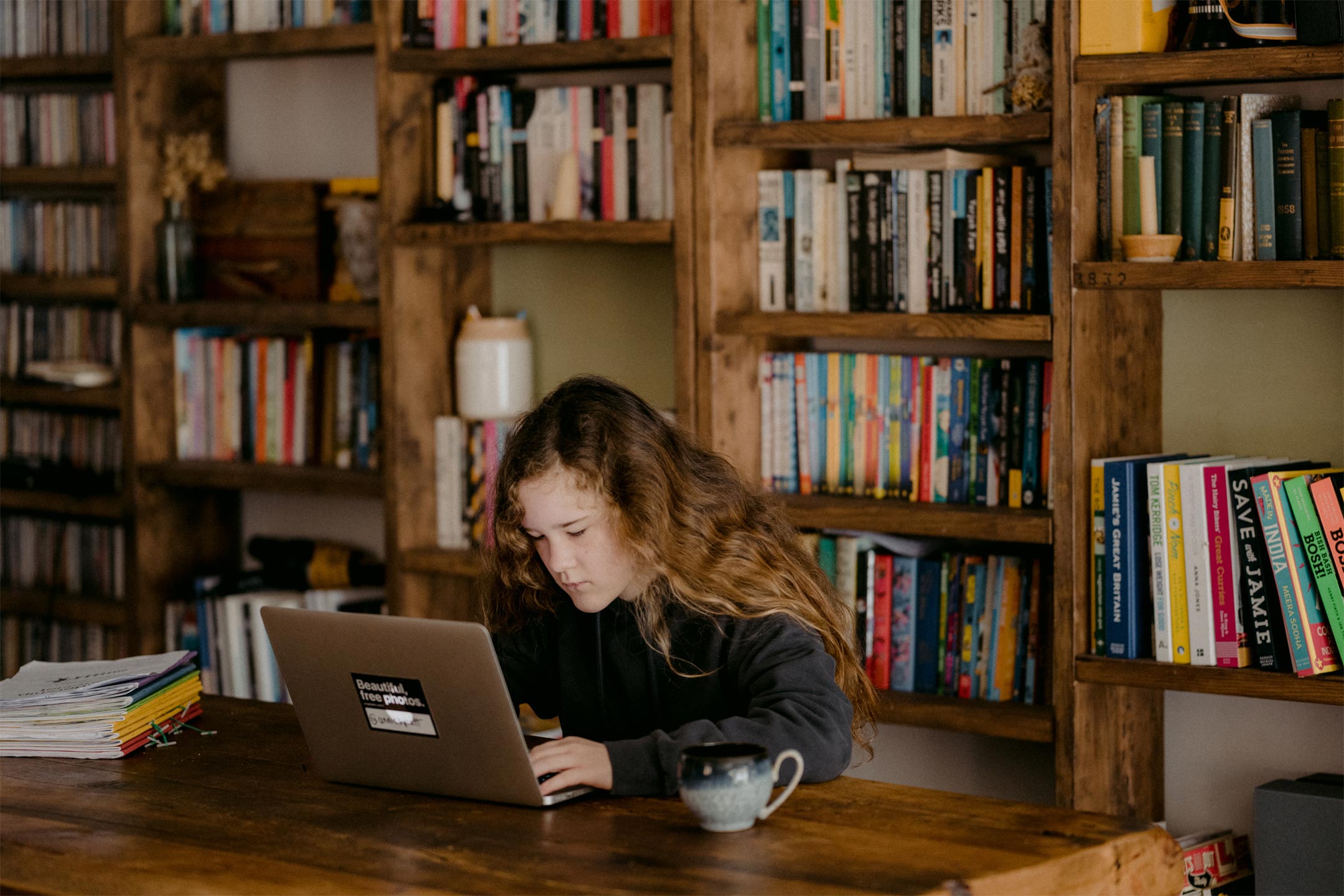 teen-in-library-om-computer2160