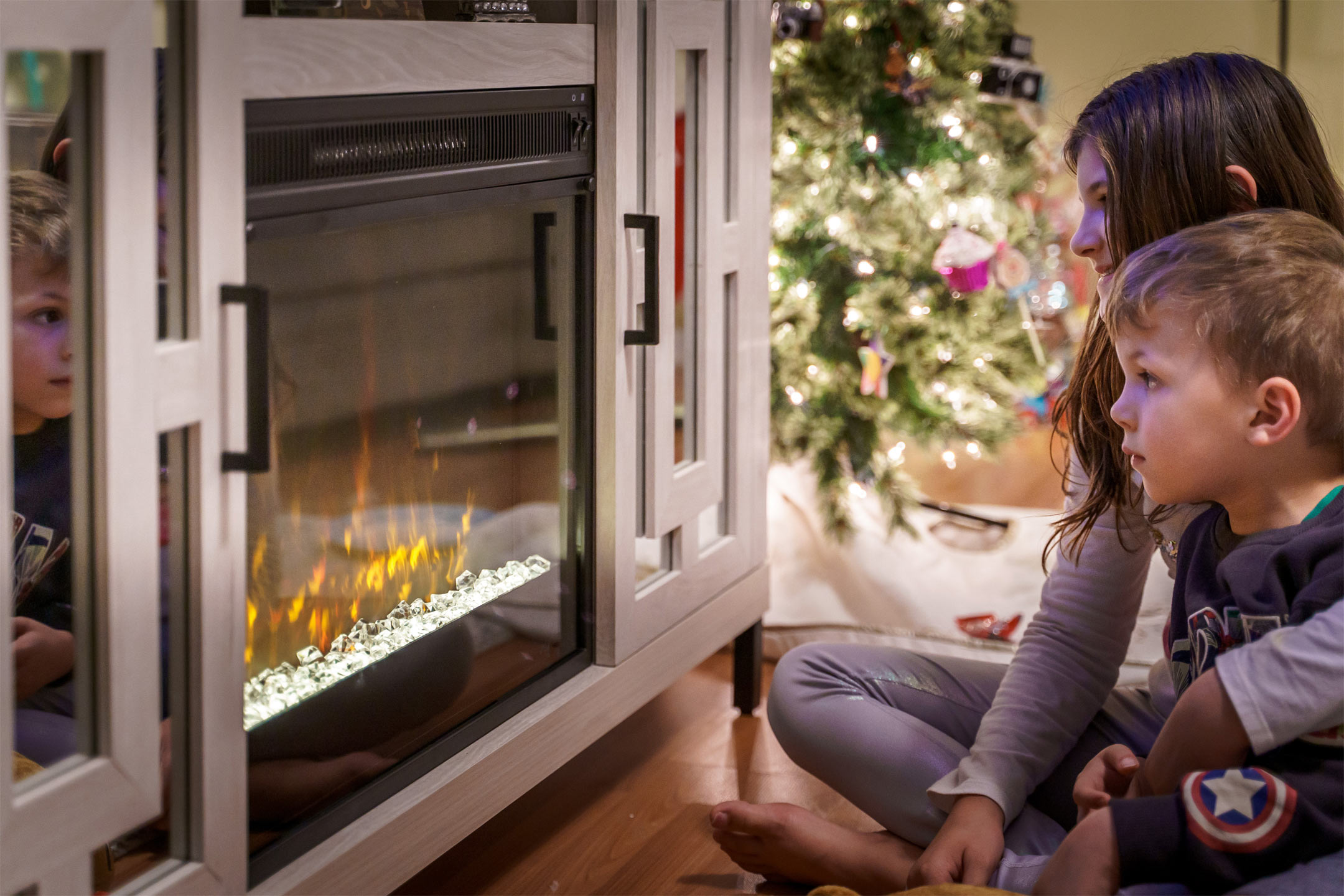 children-near-gas-fireplace2160