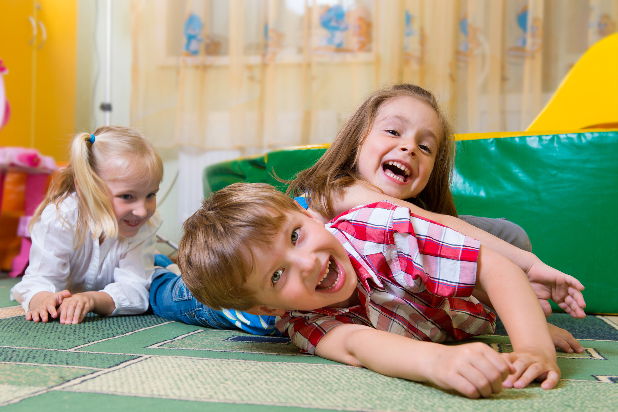 kids-playing-indoors2160