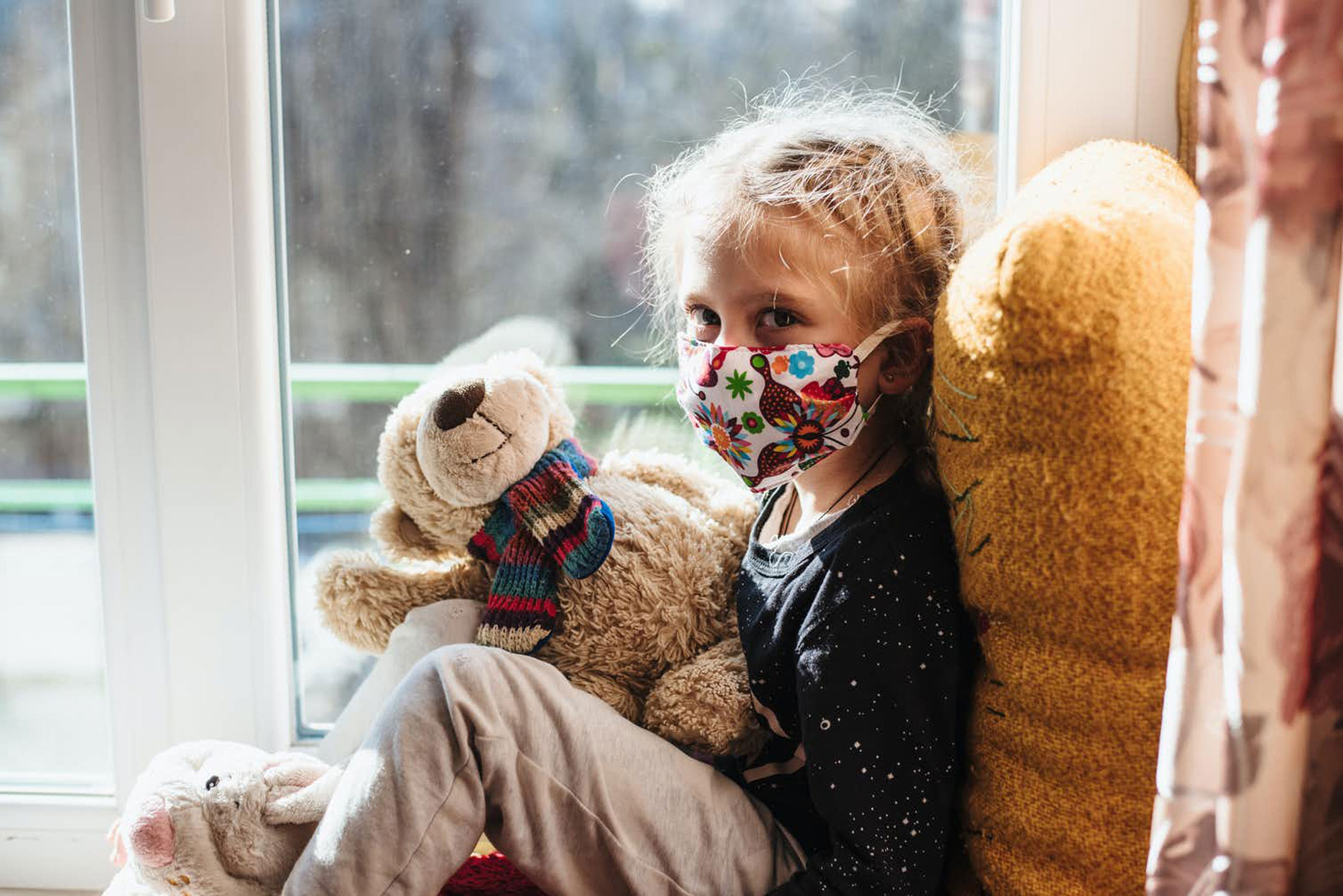 sad-child-with-mask-and-teddy2160