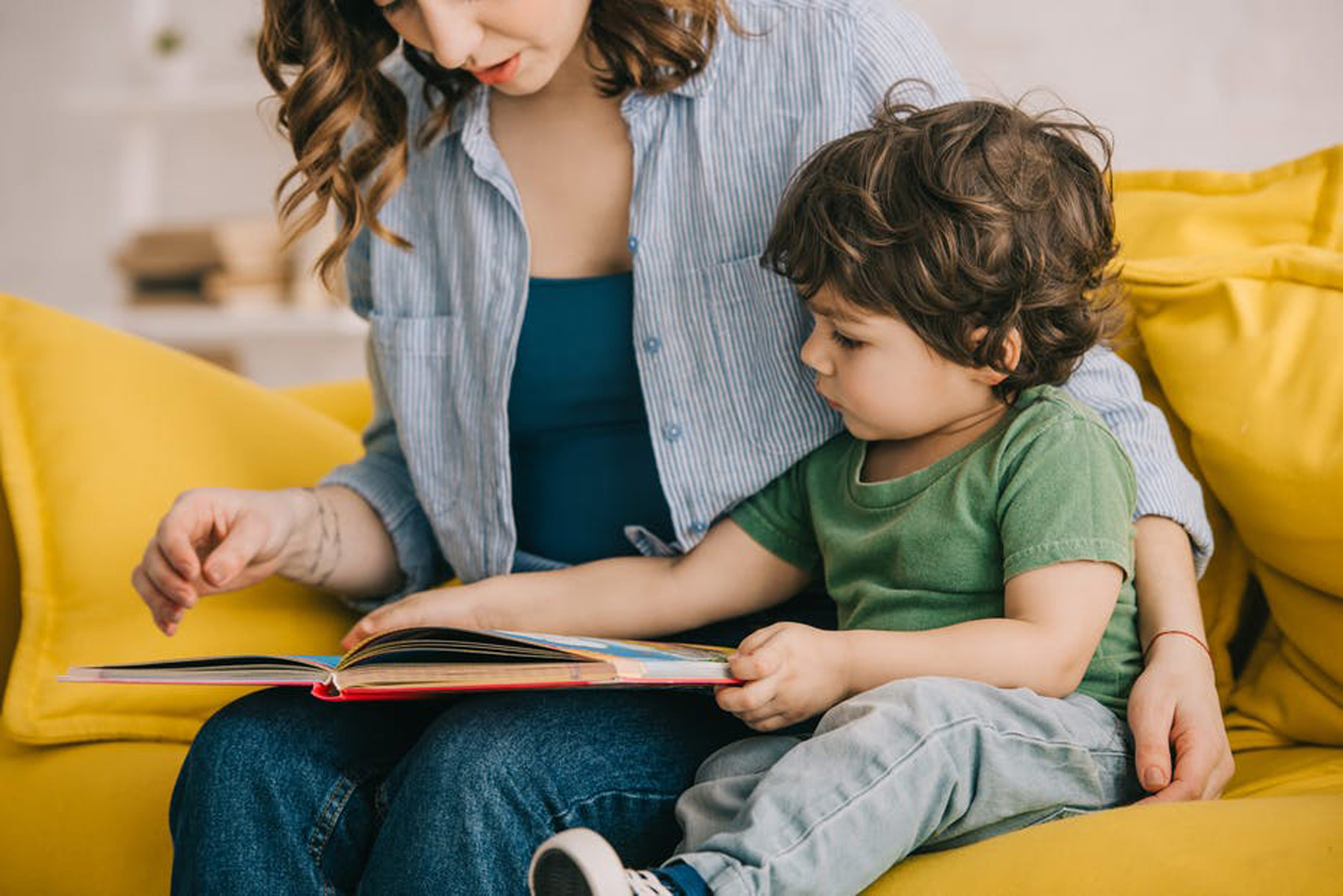 child-and-mother-reading2160