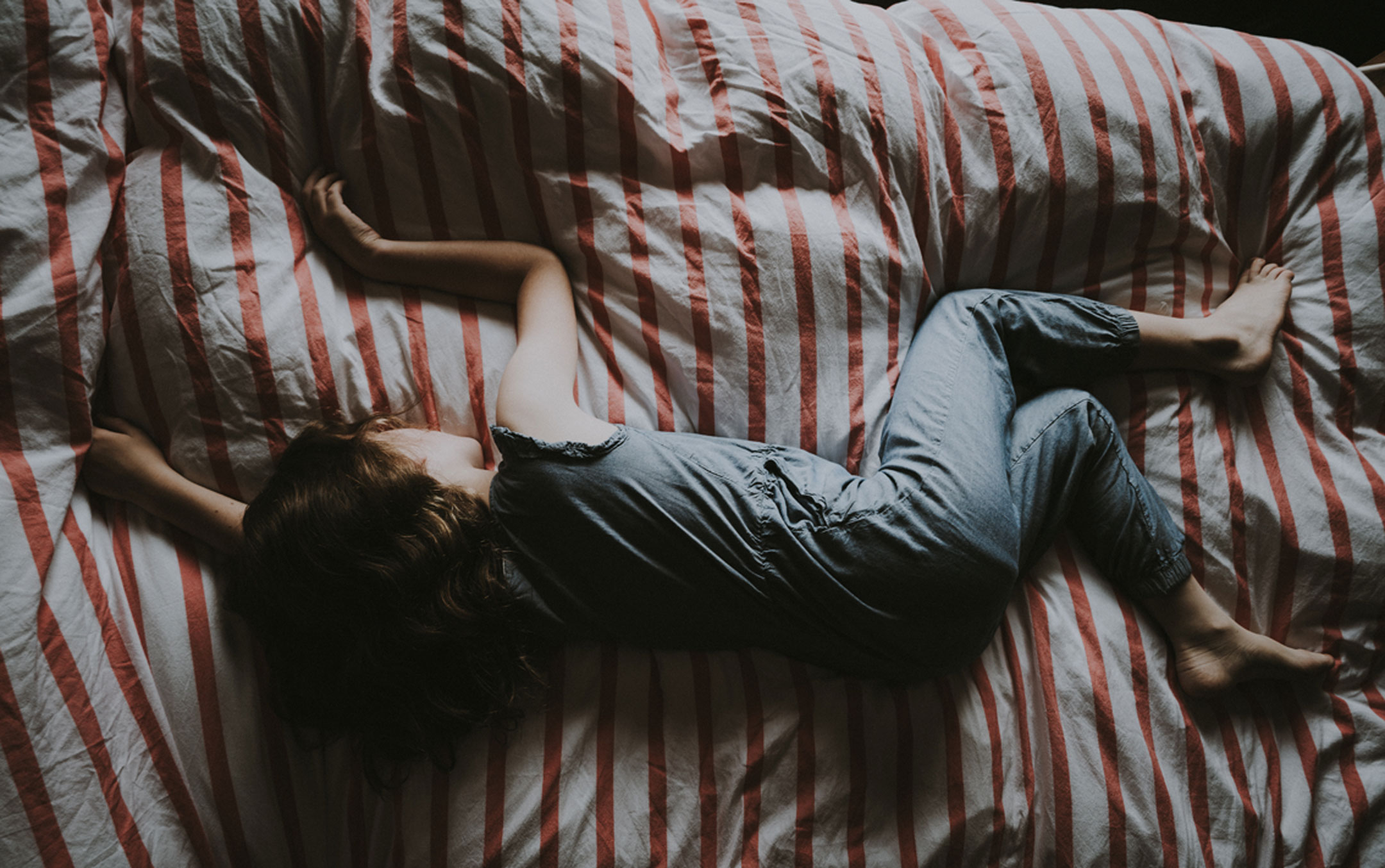 child-asleep-on-bed2160