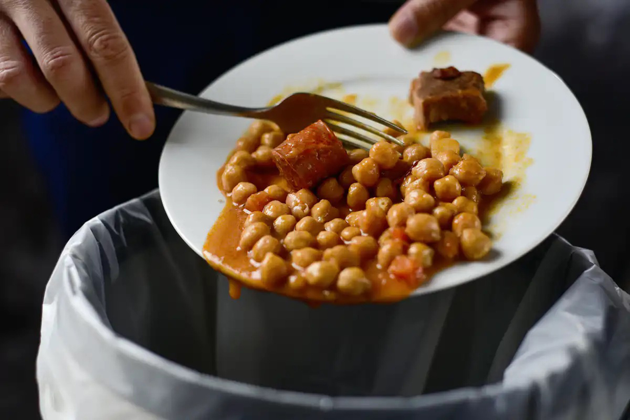 food-watste-into-bin2160