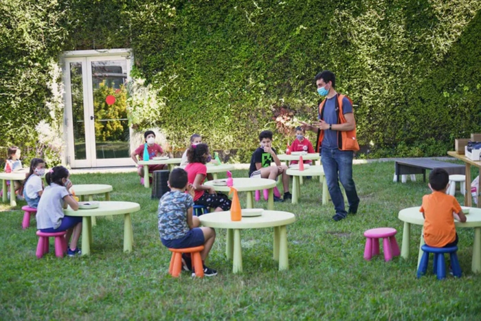 schools-teaching-outside2160