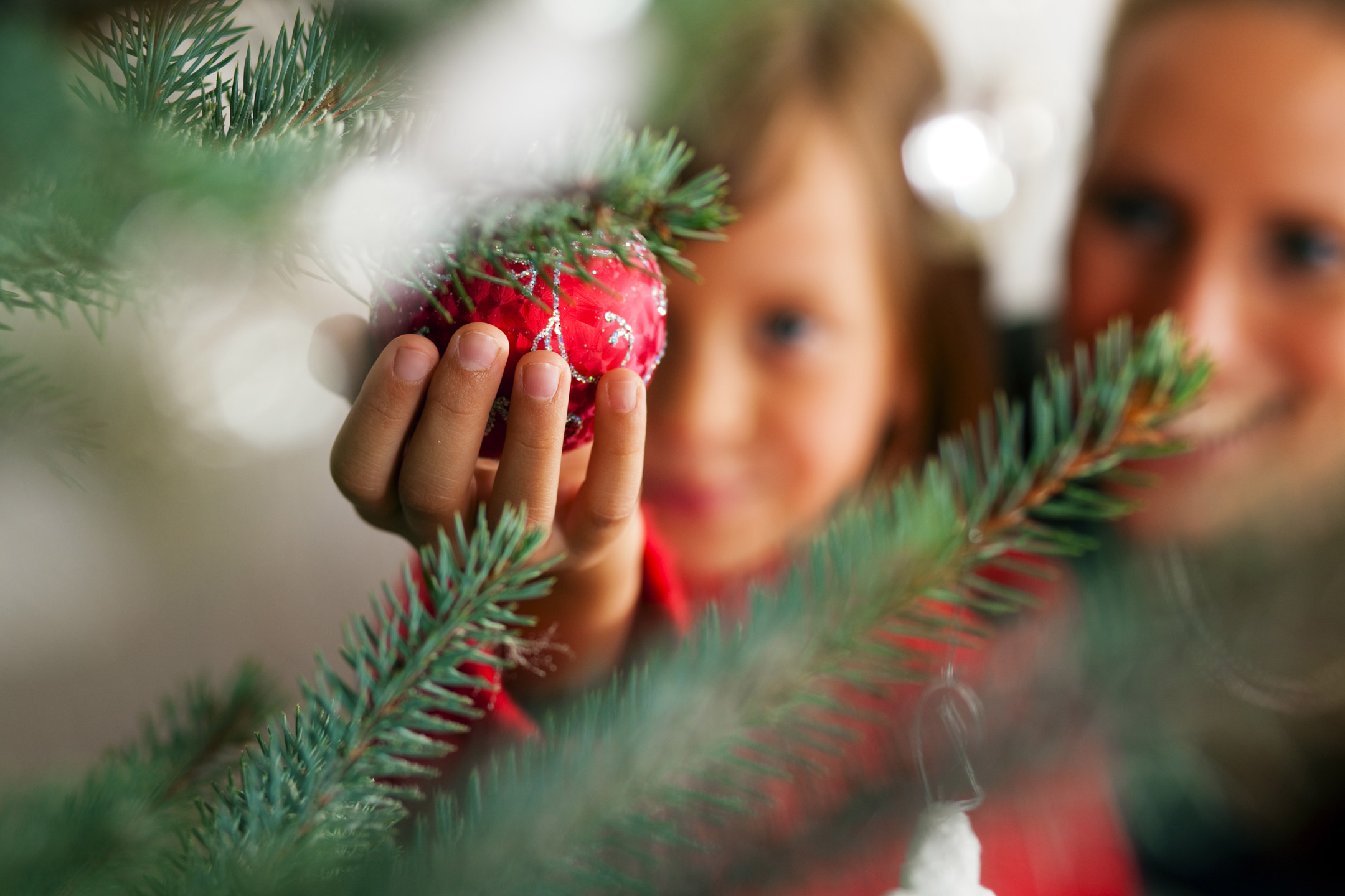 mum-and-child-decorating-the-Christmas-tree2160