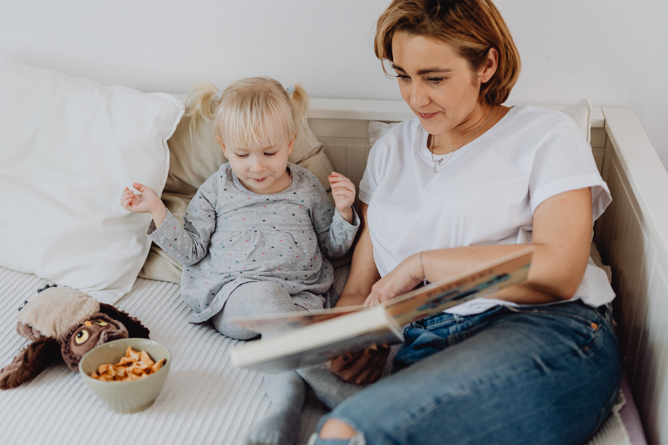mum-reading-to-toddler-girl2160