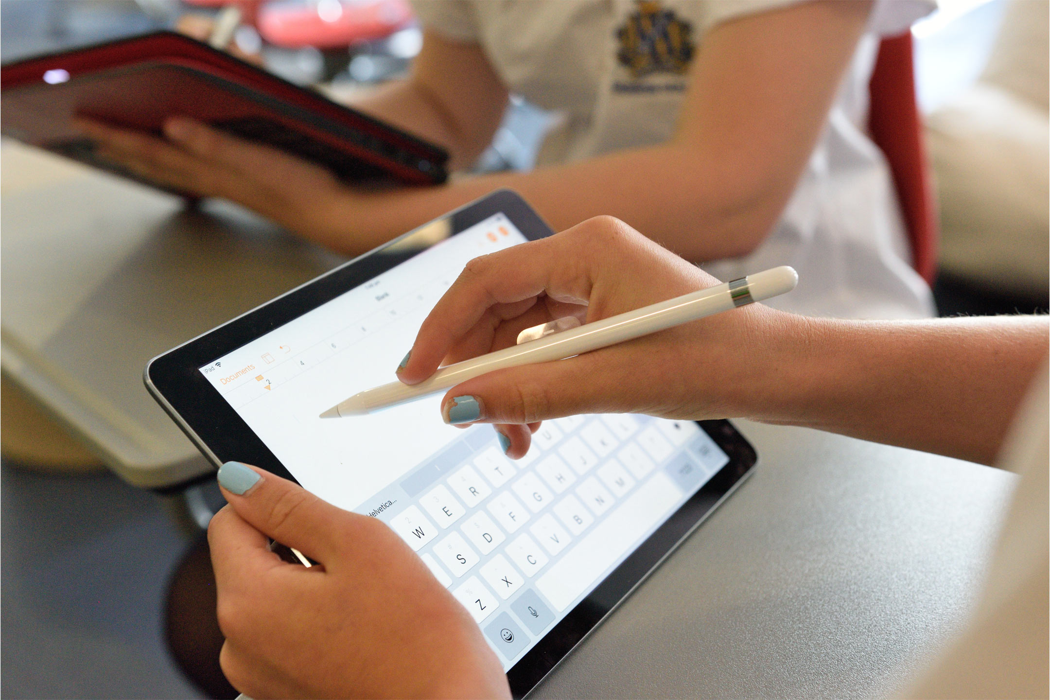 stem-girl-hand-on-ipad2160