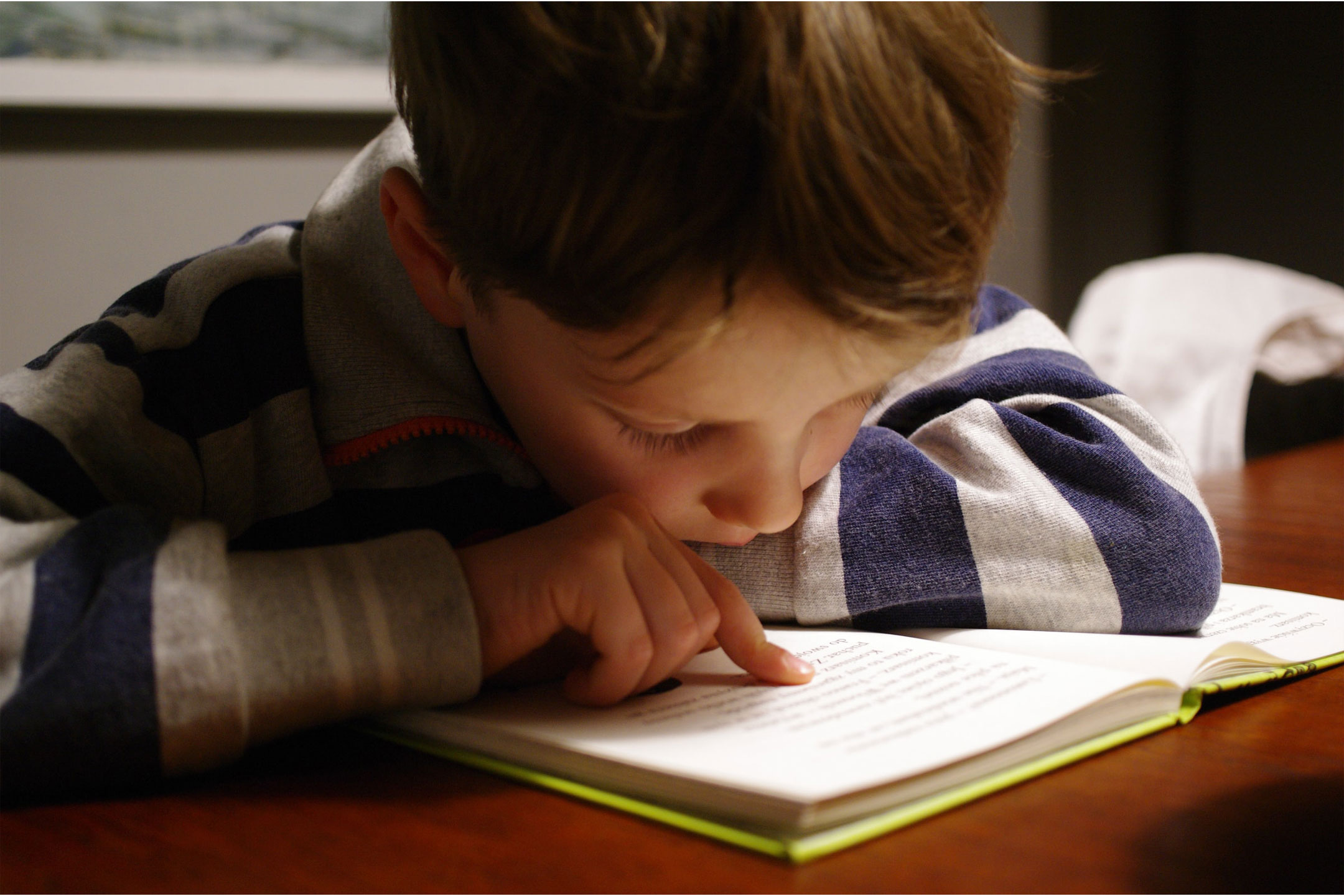 boy-trying-to-read2160