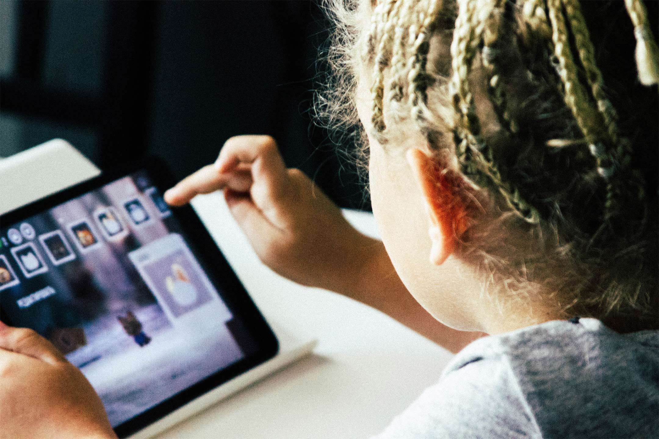 girl-playing-computer-game2160