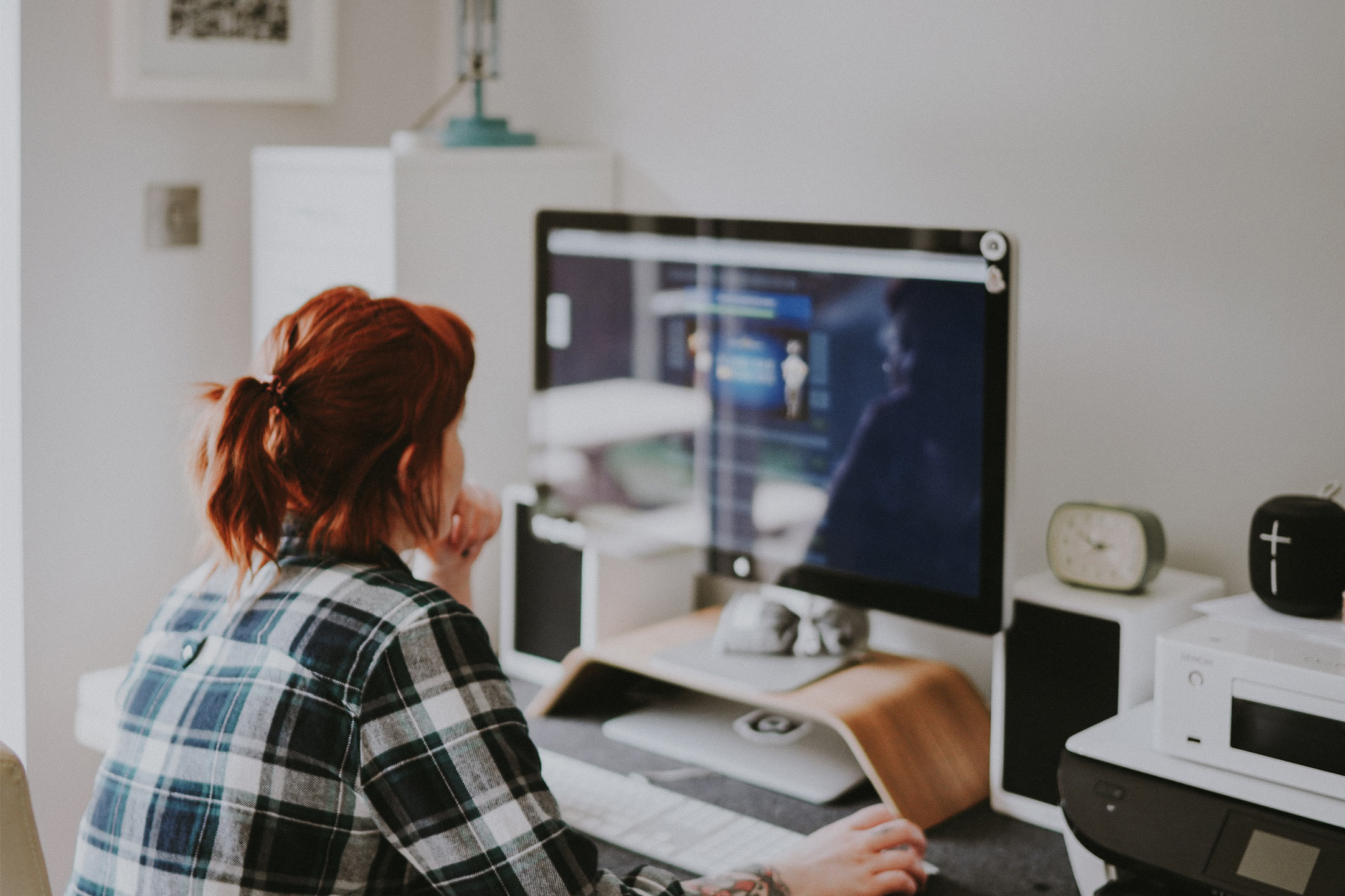 woman-looking-at-computer-screen-thinking2160